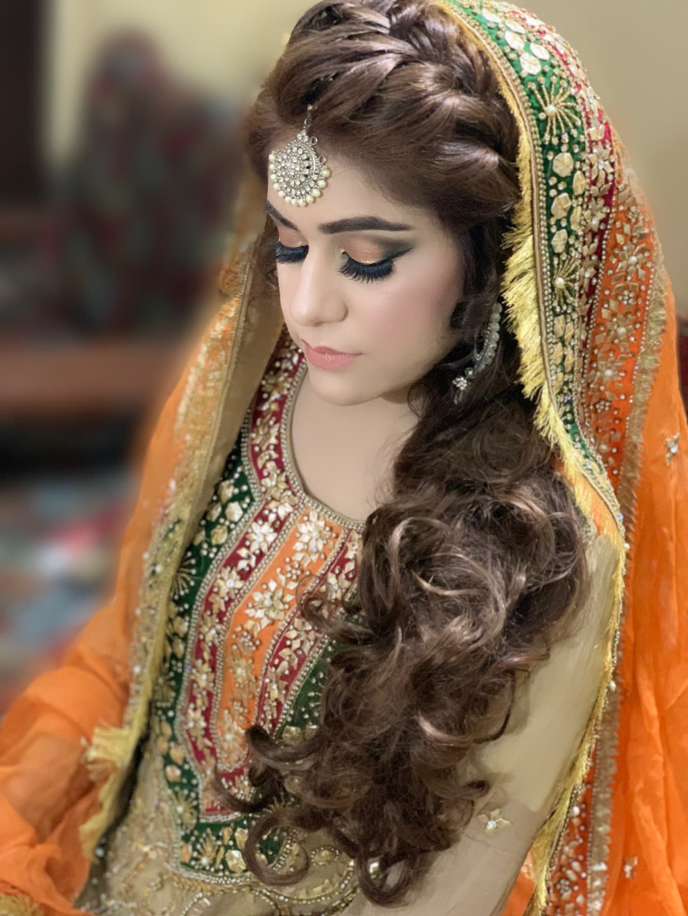 Mehndi-ready glam with colourful maang tikka